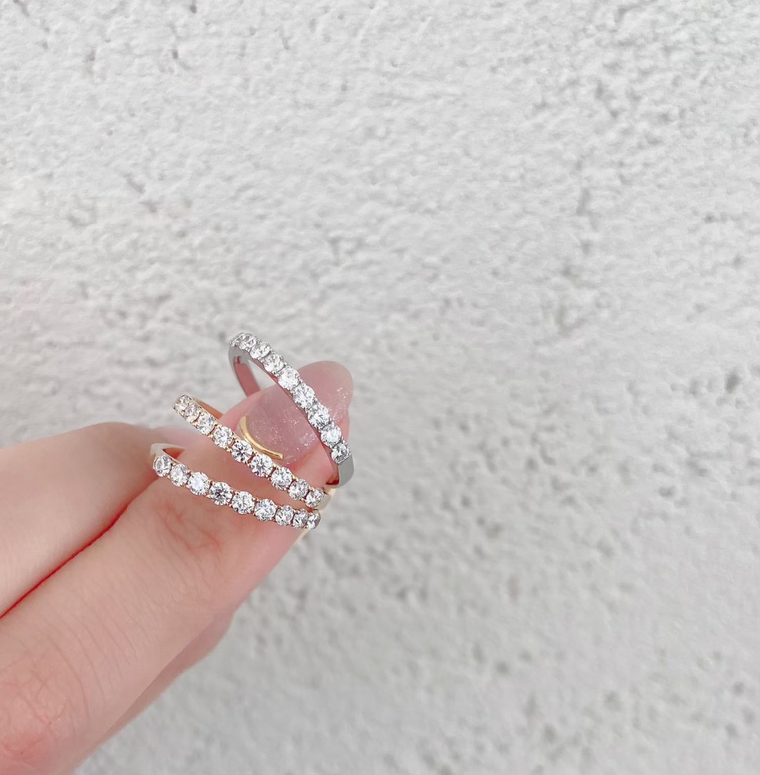 銀座で人気のダイヤモンドが美しいエタニティデザインの婚約指輪と結婚指輪（マリッジリング