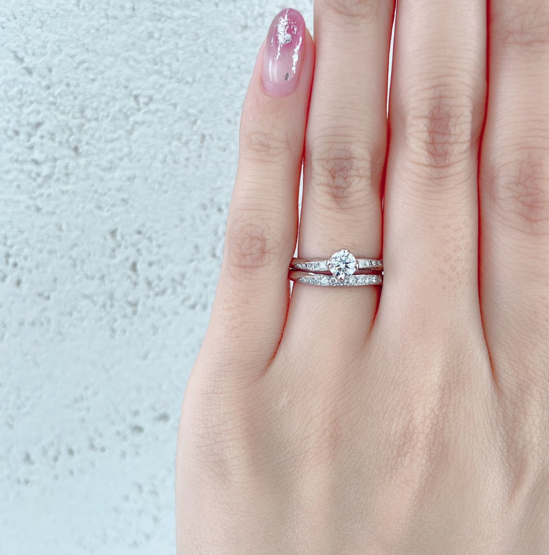 銀座で人気のダイヤモンドラインが美しい華やかな婚約指輪と結婚指輪