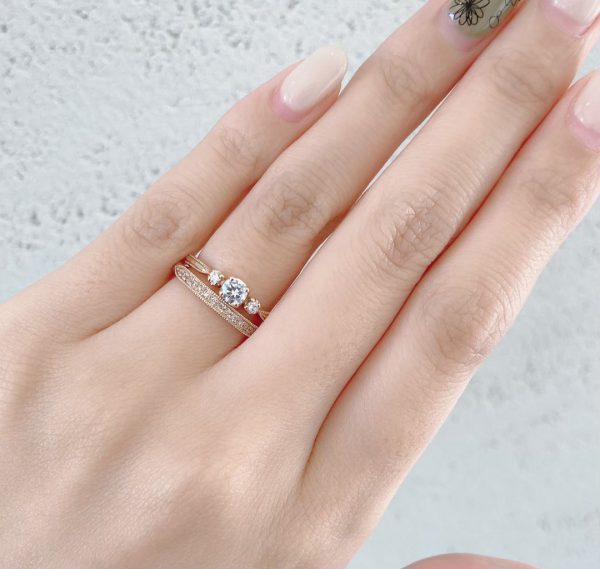 ピンクゴールドがカワイイ婚約指輪、結婚指輪の重ね付け