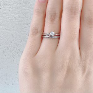 銀座で人気のⅤのデザインが可愛い婚約指輪と結婚指輪