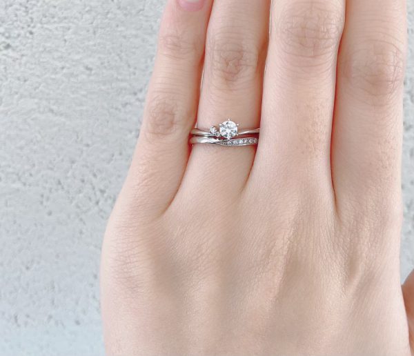 重ねづけしても上品な細身で美しいデザインの婚約指輪と結婚指輪