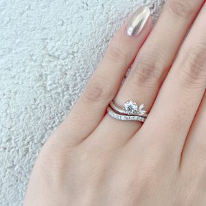 銀座で人気のウェーブラインが美しいお花がモチーフの婚約指輪と結婚指輪