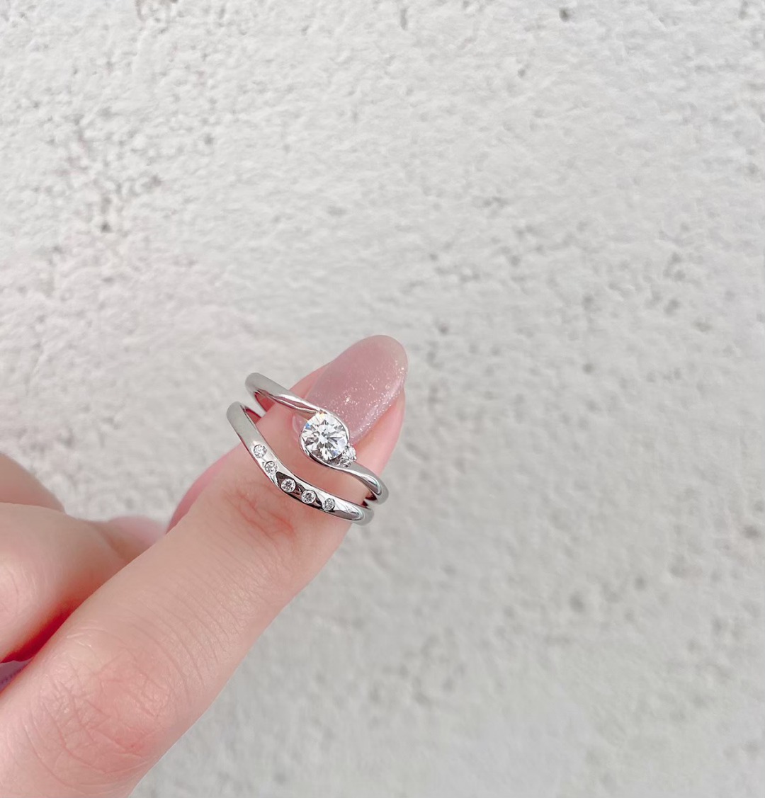 銀座で人気のⅤ字のデザインがエレガントな婚約指輪と結婚指輪結婚指輪