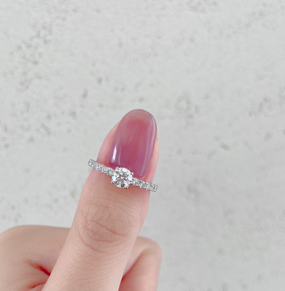 ハーフエタニティーデザインのシンプルで可愛いプラチナの婚約指輪です。