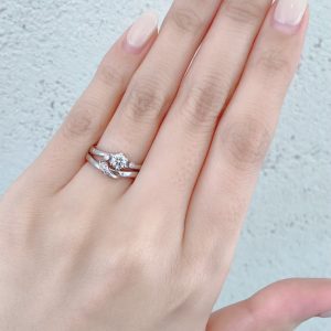 銀座で人気の重ね付けが美しい婚約指輪と結婚指輪