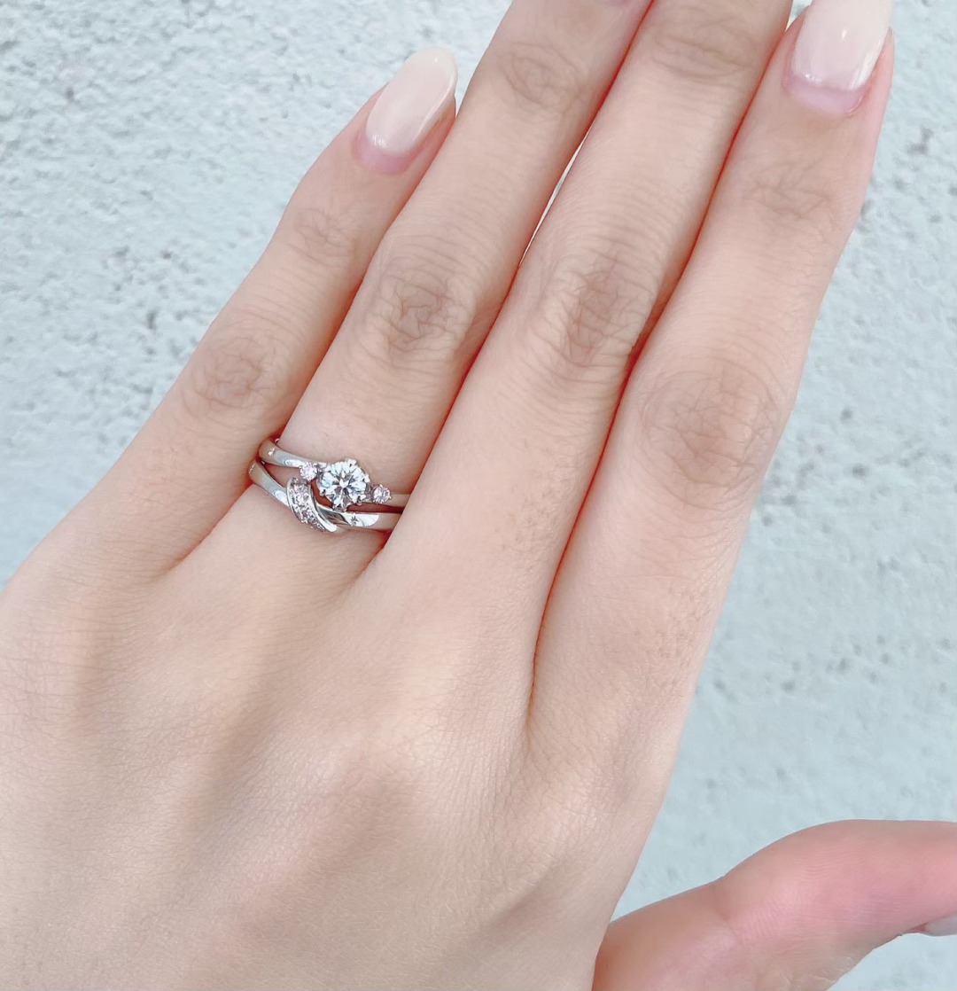 銀座で人気の重ね付けが美しい婚約指輪と結婚指輪はピンクダイヤモンドアレンジが可愛い