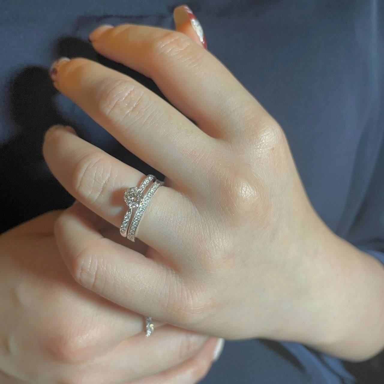 AntwerpbrilliantのSirius婚約指輪はエタニティリングの結婚指輪と重ねてもステキ