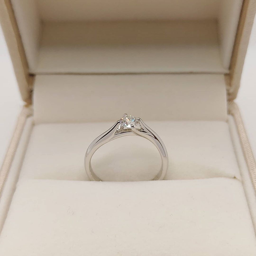 デザイン画を描き完成したスペシャルオーダー婚約指輪