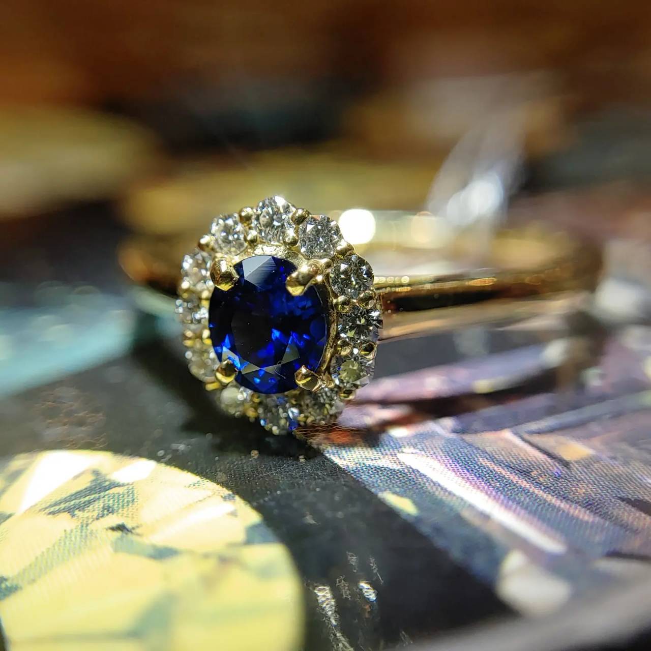 スリランカ産非加熱ロイヤルブルーサファイヤを使用した婚約指輪