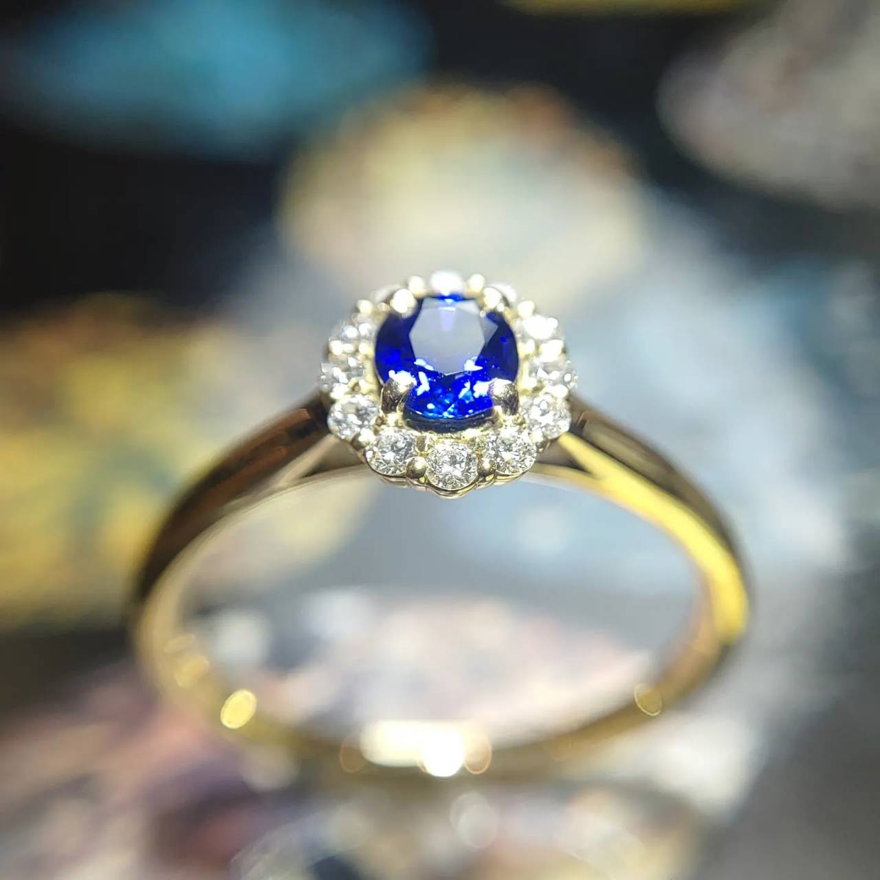 スリランカ産非加熱ロイヤルブルーサファイヤを使用した婚約指輪