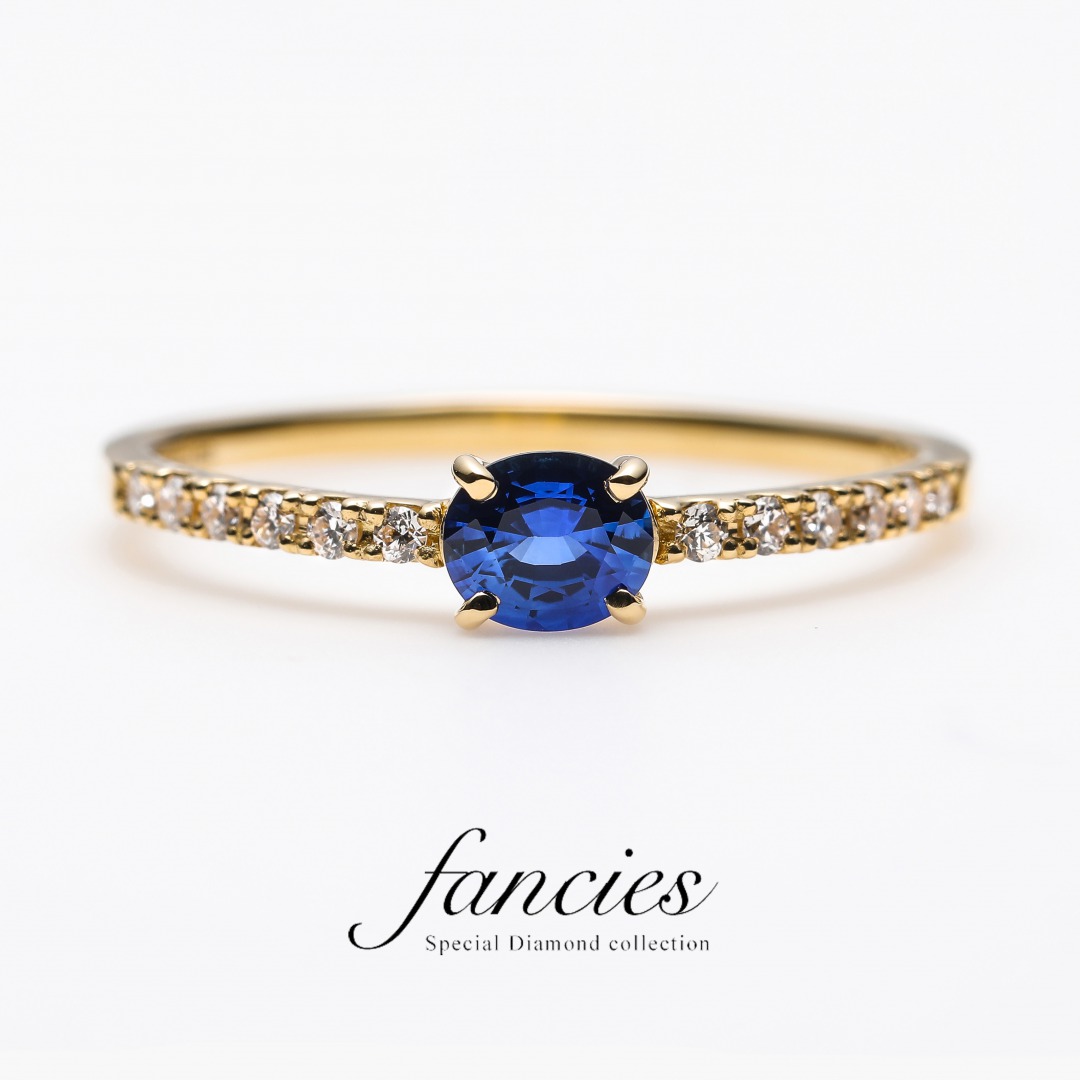 FANCIESで人気のある美しいロイヤルブルーサファイヤと、アフリカ産天然ダイヤモンドを使用した婚約指輪です。