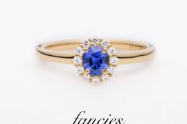 美しいロイヤルブルーのサファイアを使用したヘイローデザインの婚約指輪です。