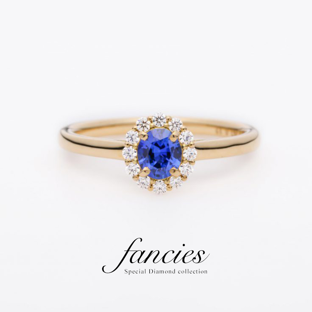 美しいロイヤルブルーのサファイアを使用したヘイローデザインの婚約指輪です。