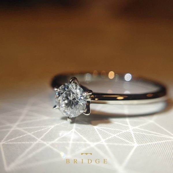 シンプルなソリテールデザインの婚約指輪が人気です