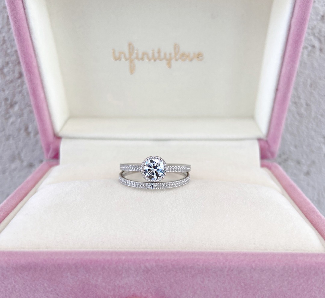 セットリングが可愛いアンティーク調のミルグレインデザインの婚約指輪と結婚指輪