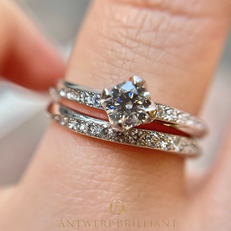 華やかでかわいい重ね付けがおしゃれなダイヤモンドラインの婚約指輪と結婚指輪はベガ