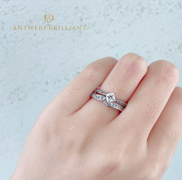 プリンセスカットダイヤモンドの婚約指輪のセットリング