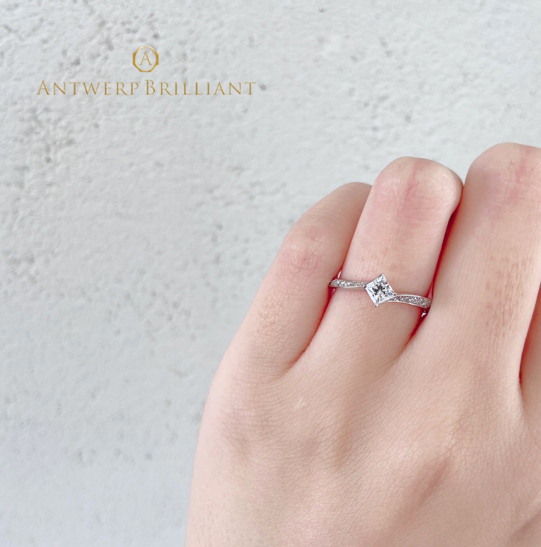 オシャレな婚約指輪はｍプリンセスカットが美しいアントワープブリリアントのライトニングがおすすめ