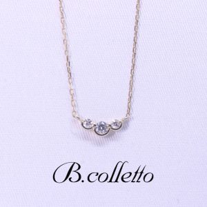 Bcollettoのシンプルなダイヤモンド３連タイプ。どんなファッションにも合わせやすいデザインで、様々なシーンでお楽しみいただけます。