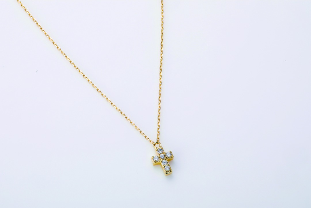 クロス＆ダイヤモンドのネックレスは何年たっても飽きのこないデザインで、ずっと身に着けられるお守りに。