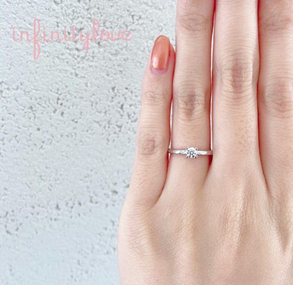 ダイヤモンドの存在感を引き立たせてくれるソリテールデザインの婚約指輪