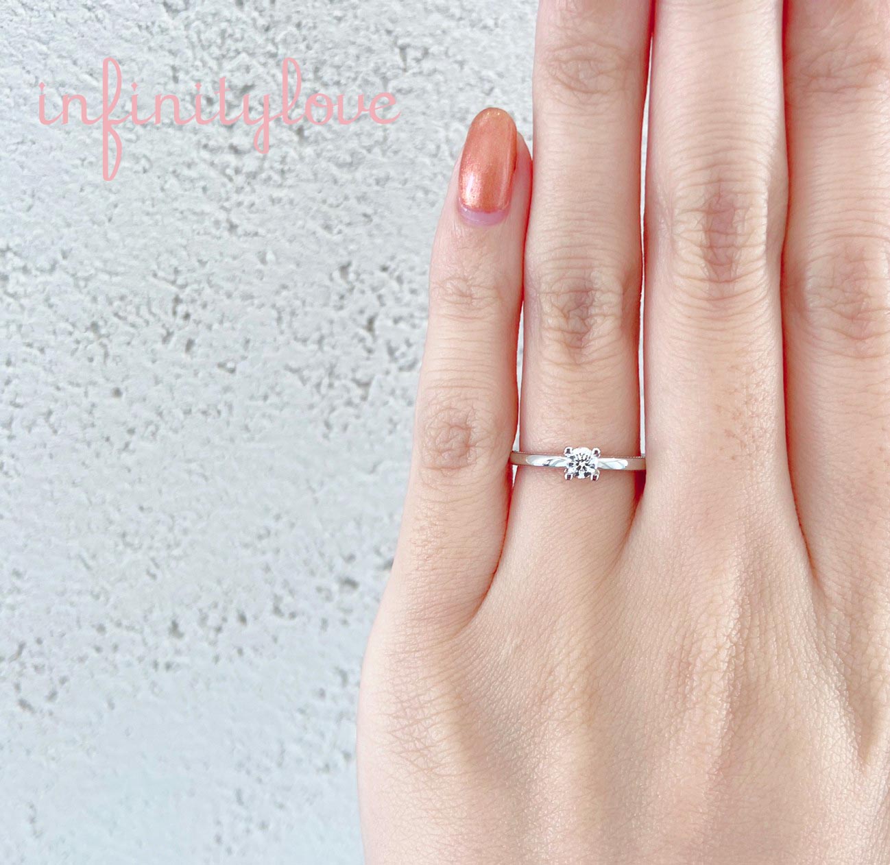 ミルグレインが可愛いシンプルなモチーフデザインの婚約指輪です。