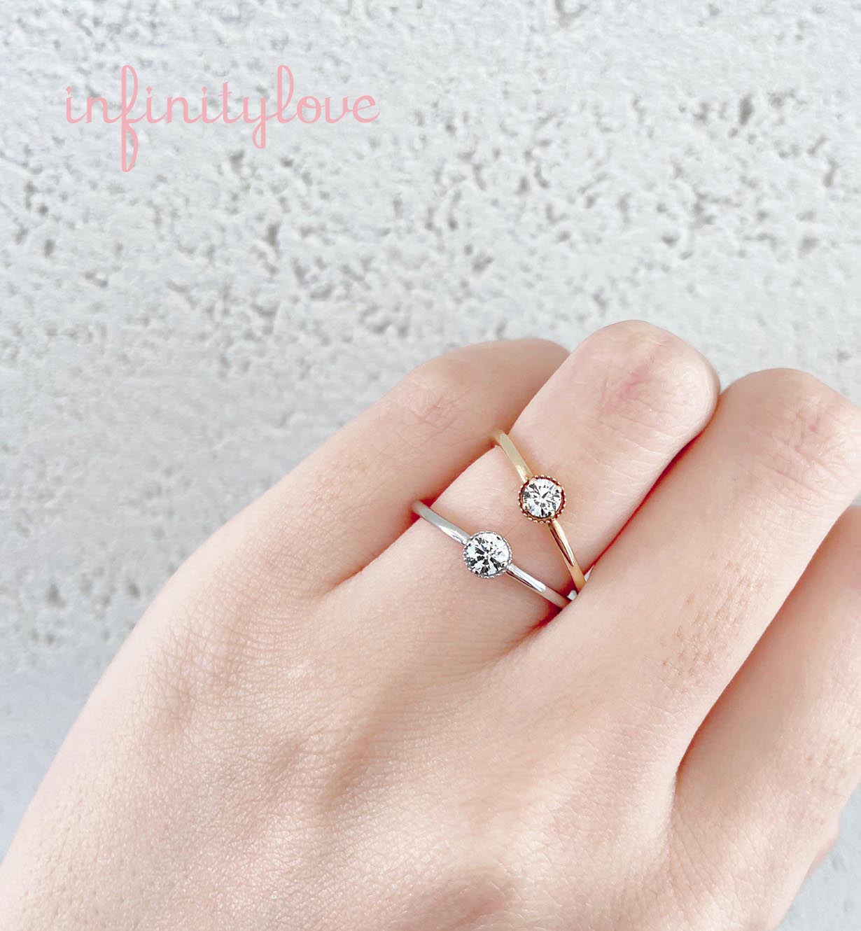 美しいダイヤモンドの周りにミルグレインが可愛いシンプルな婚約指輪。