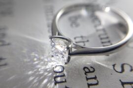 トリプルエクセレントのプリンセスカットを使用したプラチナ婚約指輪マジェスティ
