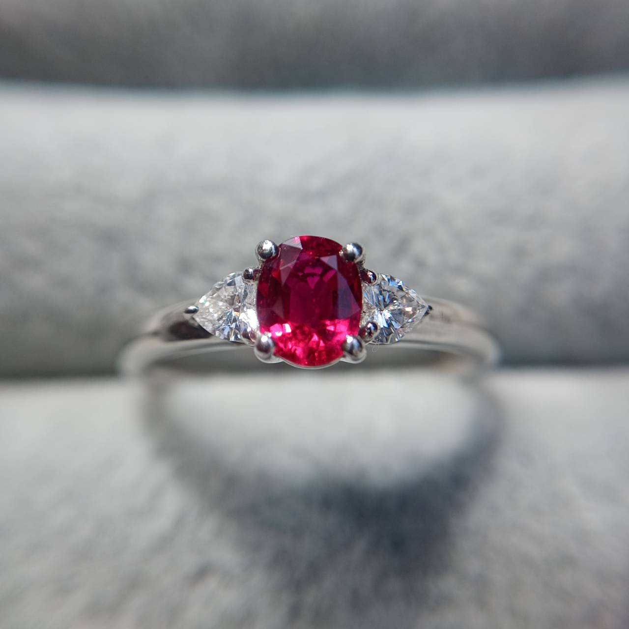 ミャンマー（ビルマ）産のルビーを使用したプラチナ婚約指輪