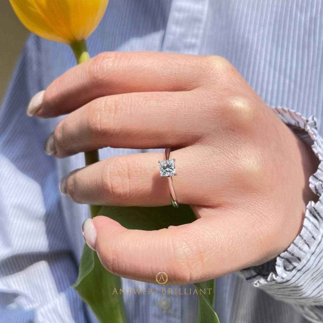 プリンセスカットダイヤモンドのオシャレでかわいい婚約指輪マジェスティ