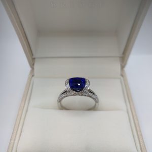 美しいロイヤルブルーのサファイアを使った婚約指輪