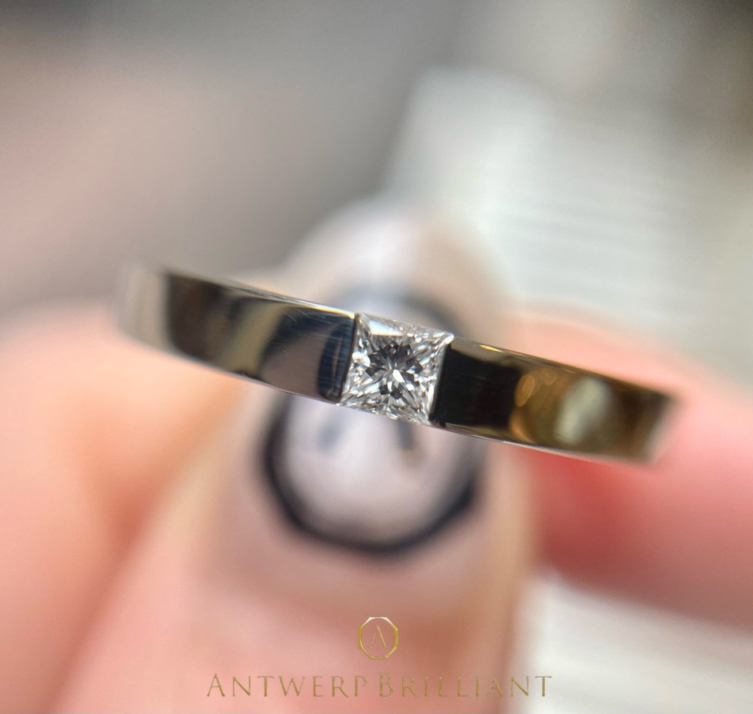 シンプルでカワイイ結婚指輪はプリンセスカットダイヤモンドが入ったオシャレなマリッジリング