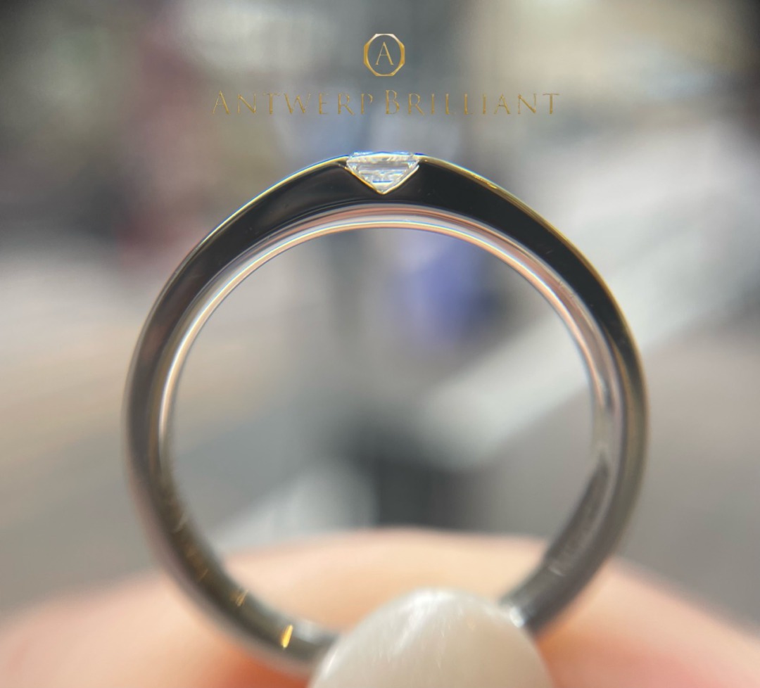 シンプルでカワイイ結婚指輪はプリンセスカットダイヤモンドが入ったオシャレなマリッジリング