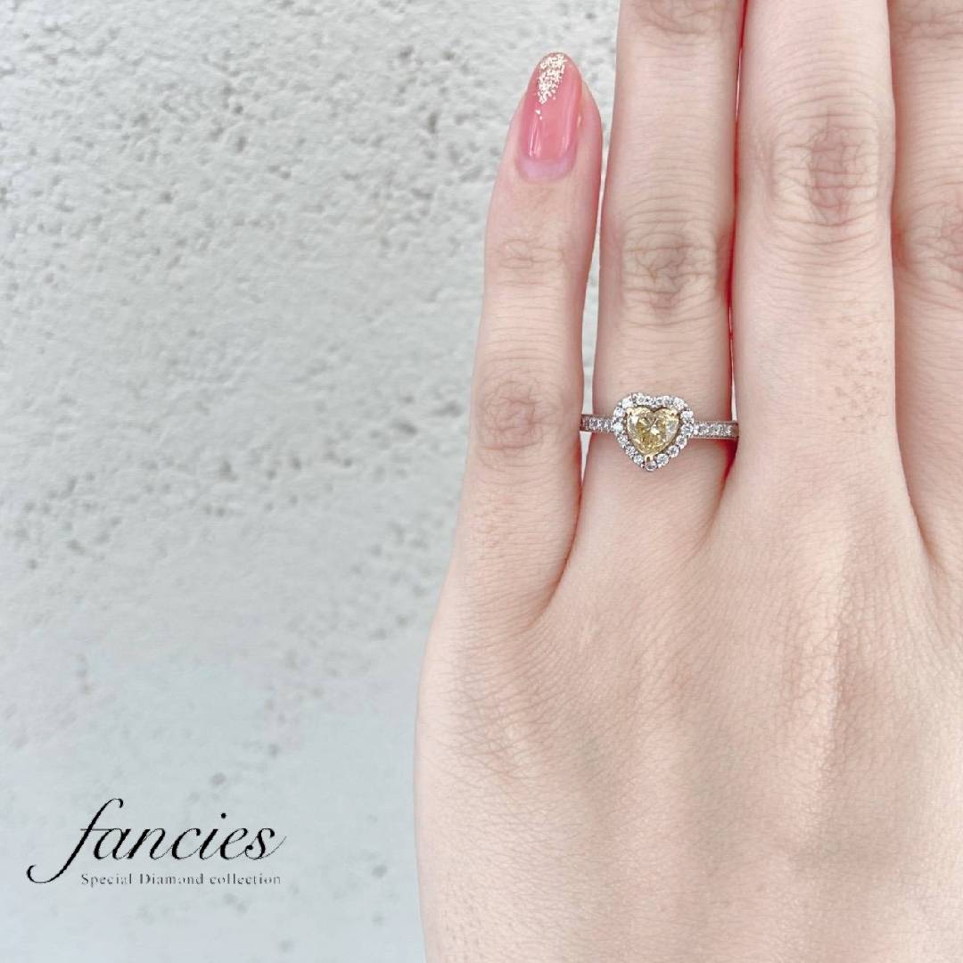 ハートシェイプ天然イエローダイヤモンドを使用した婚約指輪です。