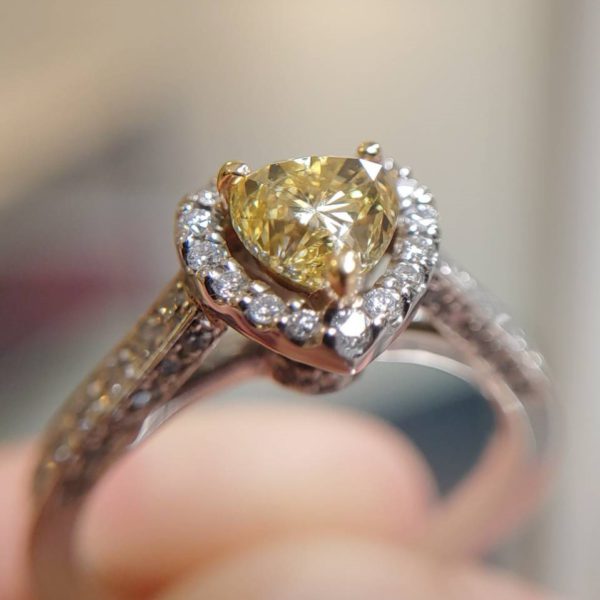 ハート型ファンシーイエローのダイヤモンド婚約指輪 | ファンシーズ 