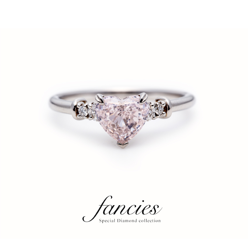 美しい天然ピンクダイヤモンドをセンターにセッティングして、サイドにアフリカ産天然ダイヤモンドを４ピースあしらったシンプルで華やかな婚約指輪です。