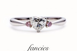 ハートシェイプ天然ダイヤモンドと両サイドピンクダイヤモンドの婚約指輪です。