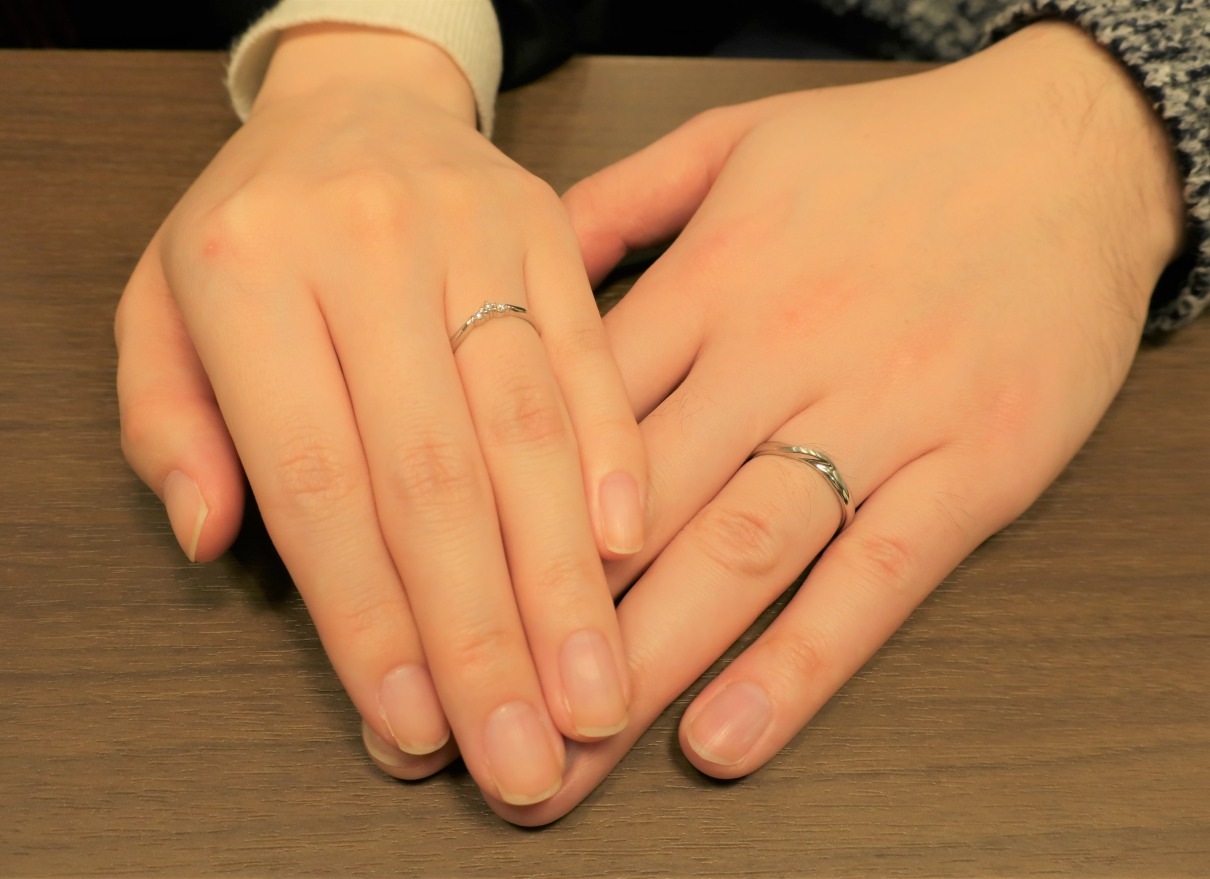 一目ぼれで決めた結婚指輪は、スタイリッシュなデザイン