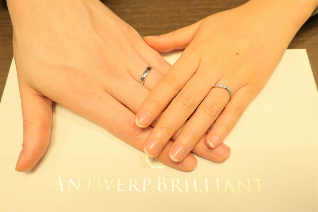 重ね付けが可愛い結婚指輪は、ダイヤモンドがキラキラ輝いてお気に入り