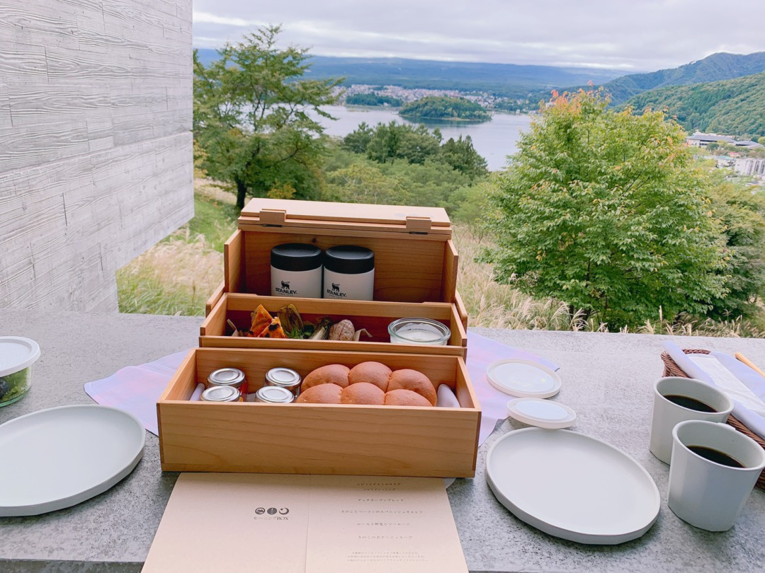 星のや富士の部屋でとる朝食風景