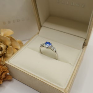 うつくしいウォーターオパールを使用した特別仕様の婚約指輪はオシャレでかわいい。