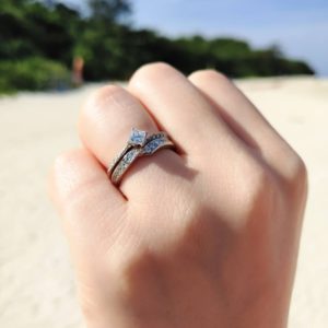 沖縄の浜島で撮影した婚約指輪と結婚指輪の重ね付け