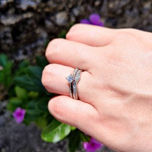 沖縄の竹富島で撮影した婚約指輪と結婚指輪の重ね付け