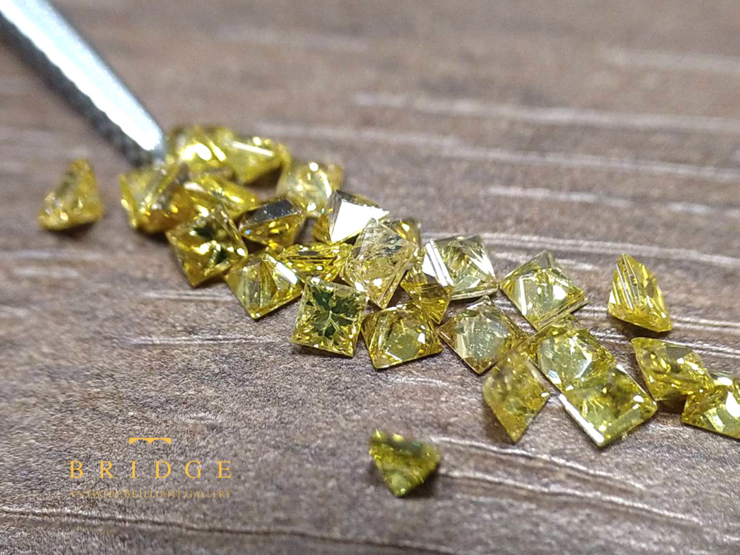 イエローダイヤモンドのプリンセスカットメレ―1.5mm