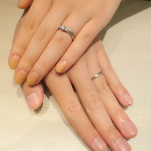 シンプルな婚約指輪とかわいい結婚指輪を重ね着けして決めました！