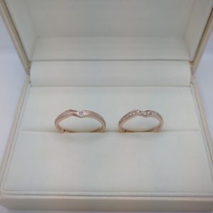オシャレで、かわいいピンクゴールドの結婚指輪
