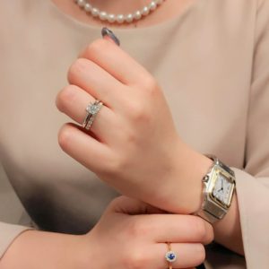 左薬指はプリンセスカットの婚約指輪、右手中指はブルーサファイアリング