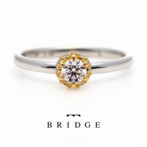 かわいくて人気の婚約指輪BRIDGE日狩りのメビウスは、プラチナとゴールドのコンビネーションがオシャレ。