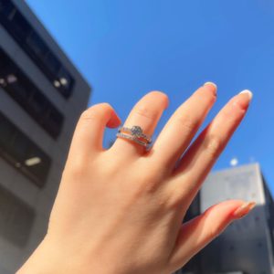 ハーフエタニティリングとダイヤモンドラインが華やかでかわいい婚約指輪と結婚指輪のセットリング