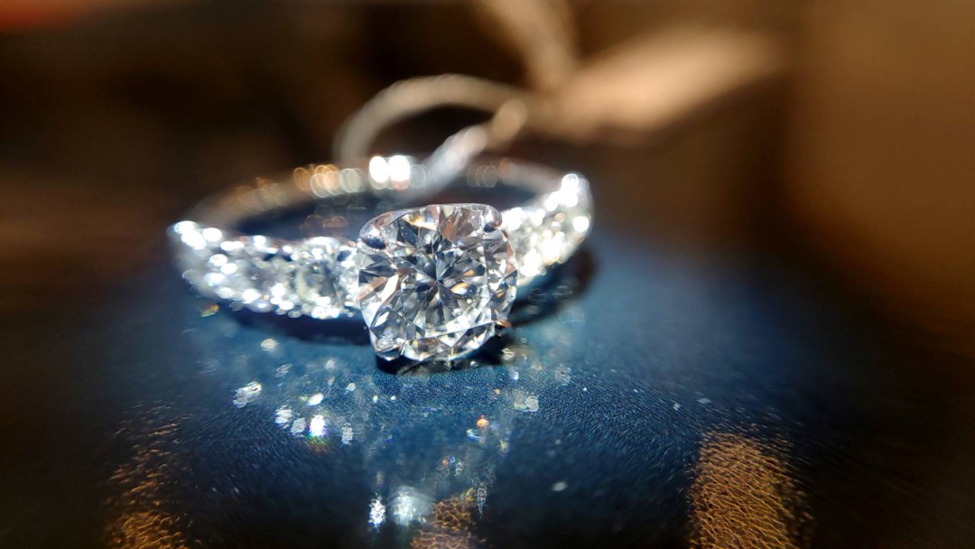 天然アフリカ産の天然ダイヤモンドを使用したハーフエタニティの婚約指輪Dラインエクストリーム